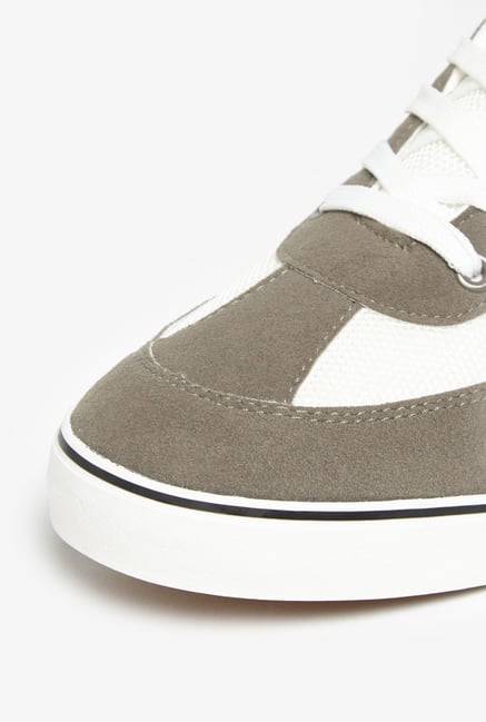 zudio white shoes