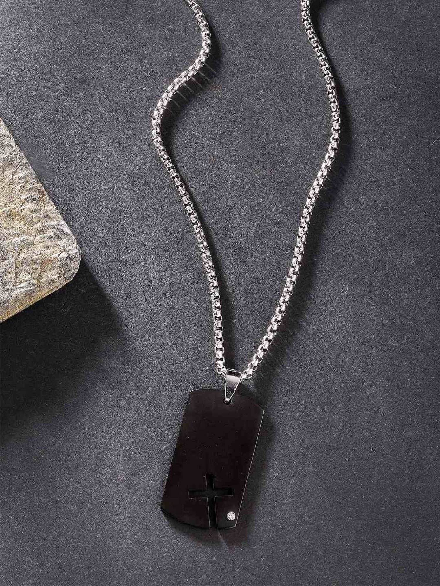 Black metal chain with pendant top