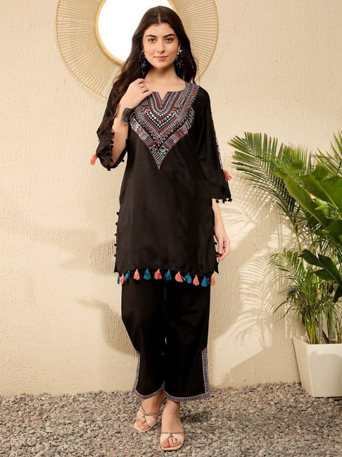 Vaamsi Black Embroidered Kurta Pant Set