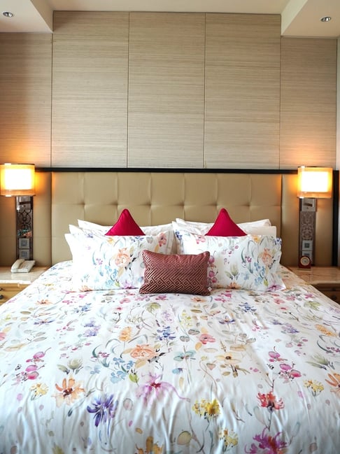 Tara Sparkling Homes White Cotton Printed Bedsheet