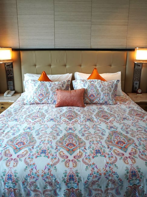 Tara Sparkling Homes White Cotton Printed Bedsheet