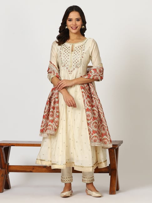 W Off White Viscose Embroidered 3/4th Sleeves Kurta Set