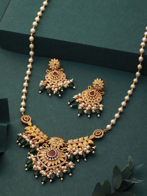 Traditional gold necklace with exquisite detailing and premium finish.