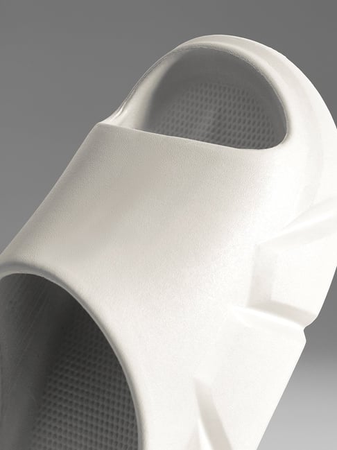 souled store flip flops