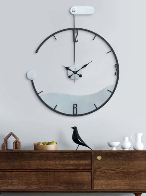 CHRONIKLE Black And Silver Iron Round Metal Analog English Numbers Wall Clock