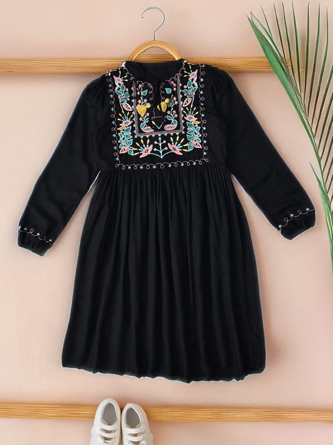 Bella Moda Girls Black Cotton Three Fourth Sleeves Floral Embroidered Knee Lenght Dress-picture-11