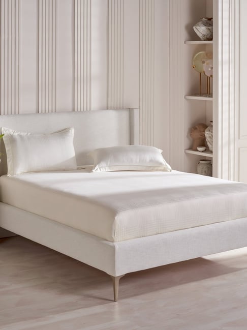 DDECOR Live beautiful White Cotton Geometric 300 TC Double Flat Bedsheet with 2 Pillow Covers-picture-27