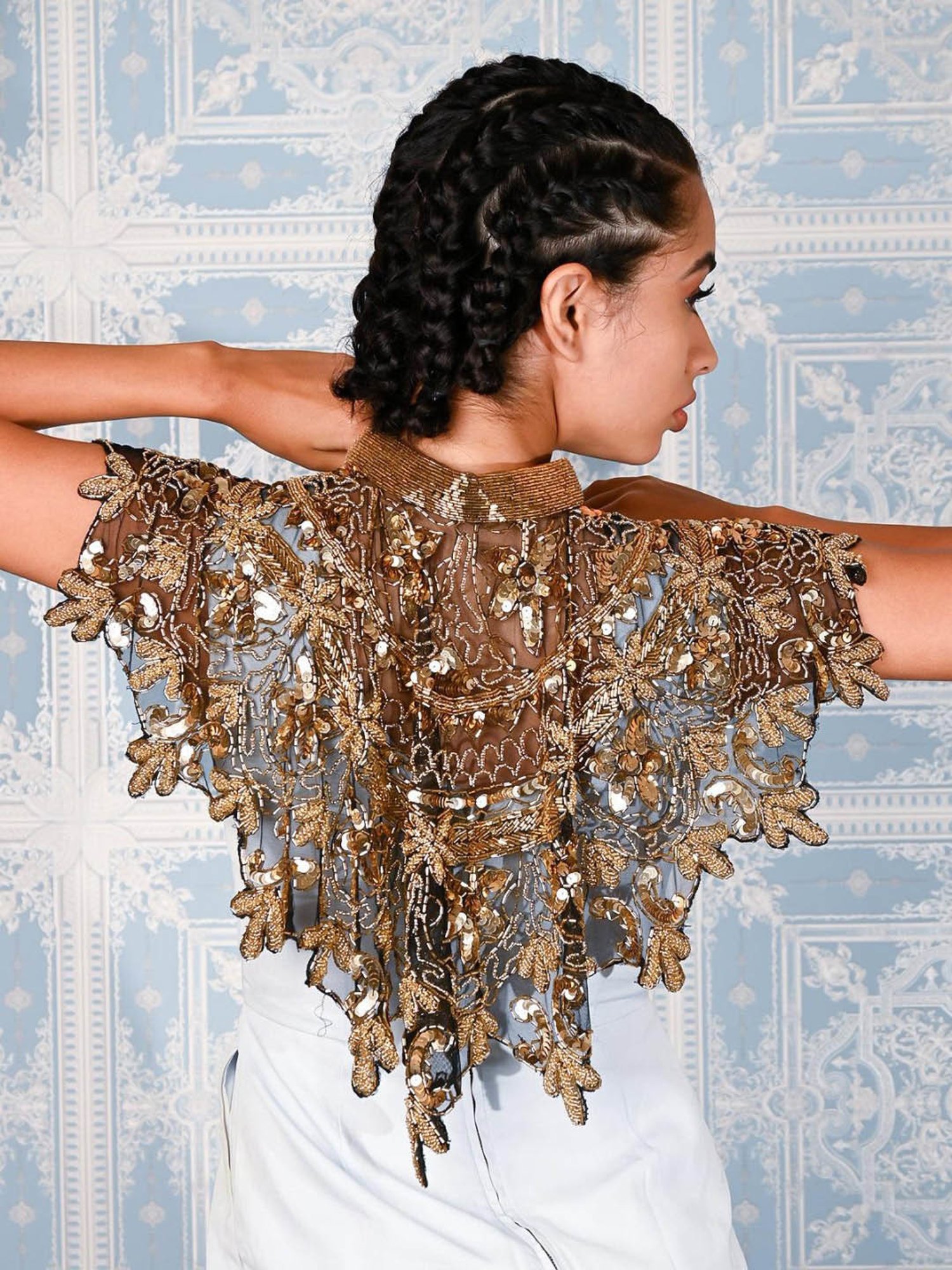 沸騰ブラドン Odette Cape Fit Regular Embellished Beaded Gold ジャケット・アウター