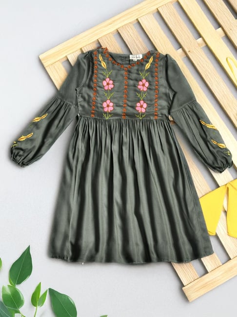 Bella Moda Girls Green Cotton Three Fourth Sleeves Floral Embroidered Knee  Length Dress