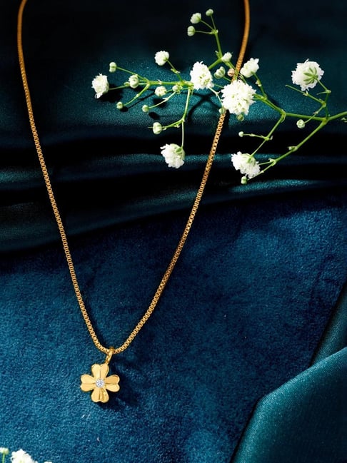 P.N.Gagdil Jewellers Classic Clover Classic Gold and DIA Pendant for Woman