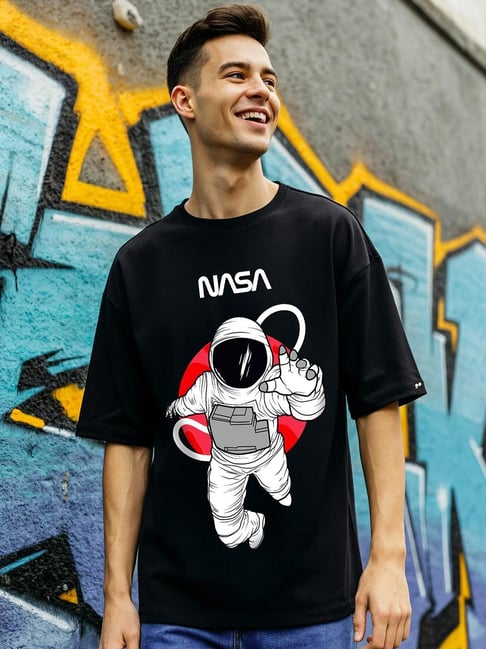 Bewakoof Men's Black Nasa Astronaut Graphic Printed Oversized T-Shirt
