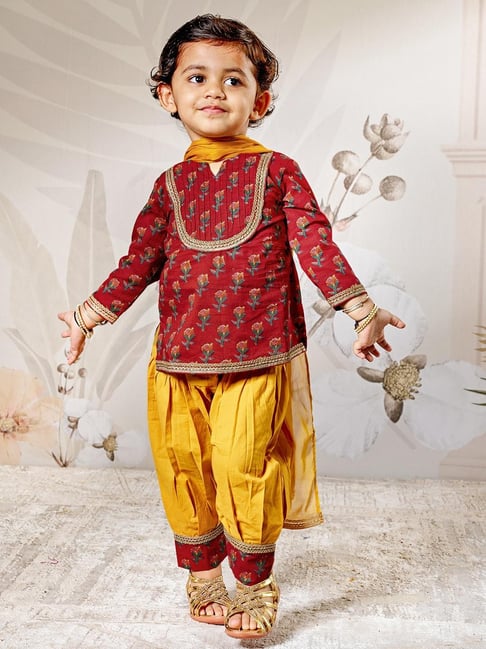 Vastramay Girls Red Cotton Regular Fit Floral Print Suit Set-picture-48