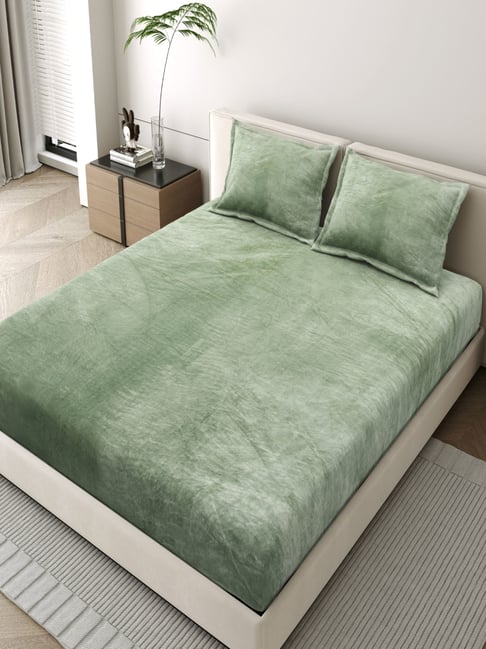 JaipurFabric Green Velvet Solid 300 TC Double Bedsheet with 2 Pillow Covers