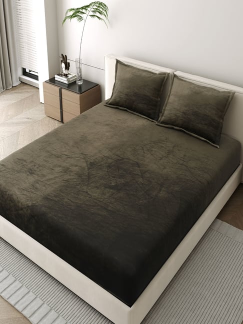 JaipurFabric Olive Green Velvet Solid 300 TC Double Bedsheet with 2 Pillow Covers-image-32