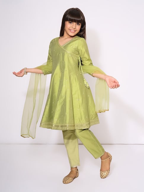 Akkriti by Pantaloons Girls Apple Green Embroidery Suit Set-picture-35