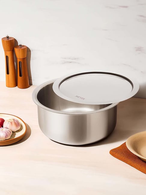 Meyer Trivantage Silver Tri-Ply Stainless Steel Tope with Lid - 22 cm (3950 ml)