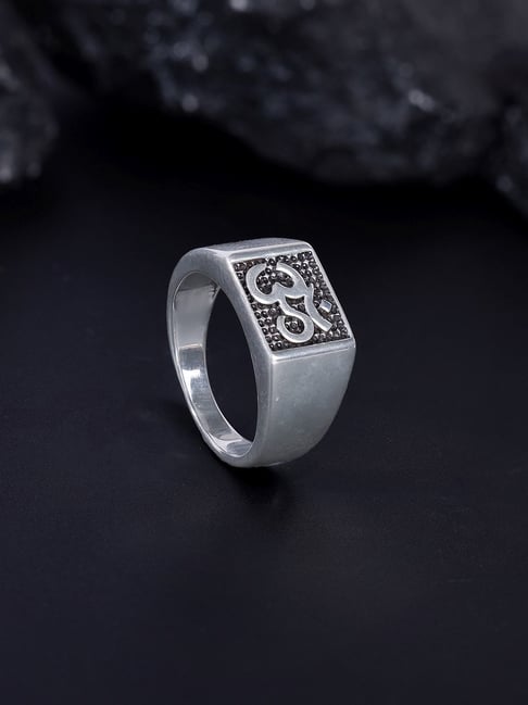 Premium silver ring with refined craftsmanship and shine.