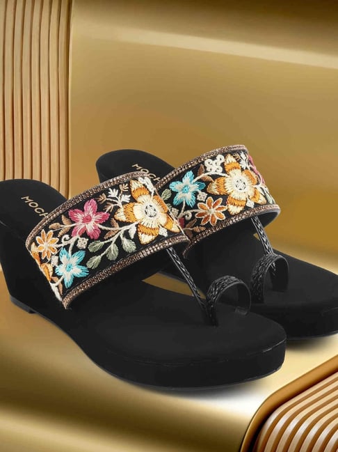 Mochi Women's Black Toe Ring Sandals-picture-30