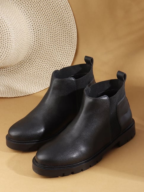 Carlton London Women's Black Chelsea Boots