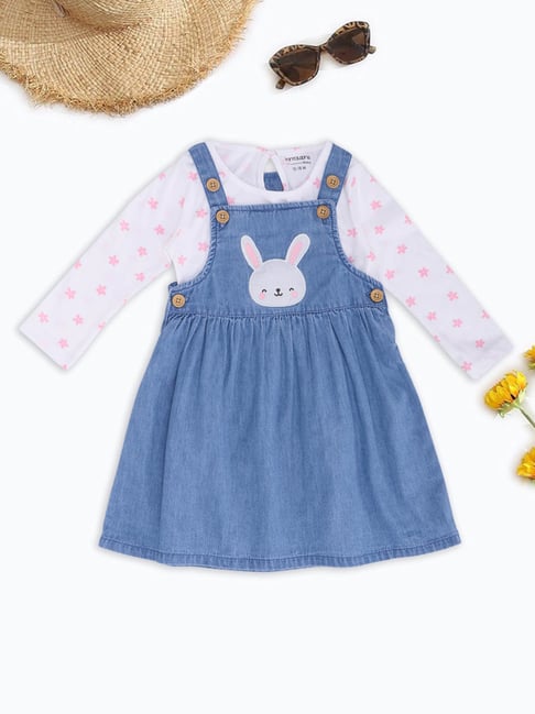 Pantaloons Baby Girls Mid Wash Printed Dungaree Set