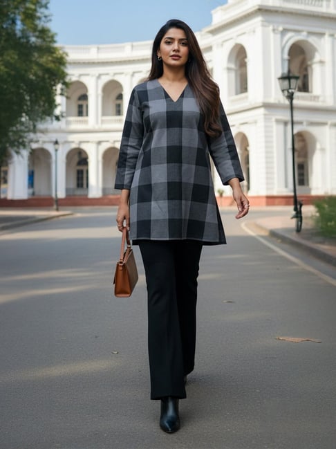 TrueBrowns Black Grey Checked High-Slit Winter Top