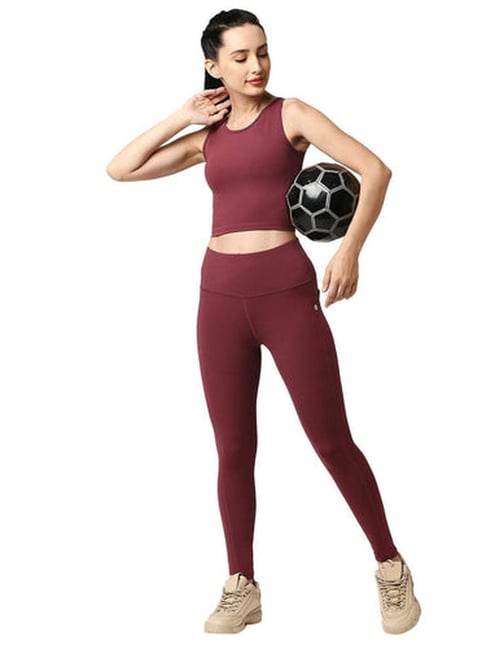 Soie Set of Sleeveless Sports Crop Top and High Waist Ankle Length Sports