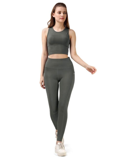 Soie Set of Sleeveless Sports Crop Top and High Waist Ankle Length Sports