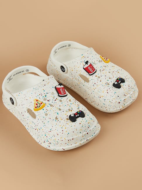 Fame Forever by Lifestyle Boys White Solid Slippers