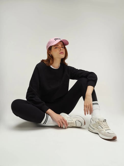 Cava Athleisure Black Regular Fit Sweatshirt