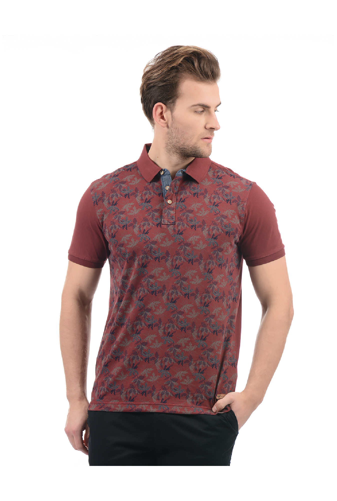 maroon t shirt with blue jeans