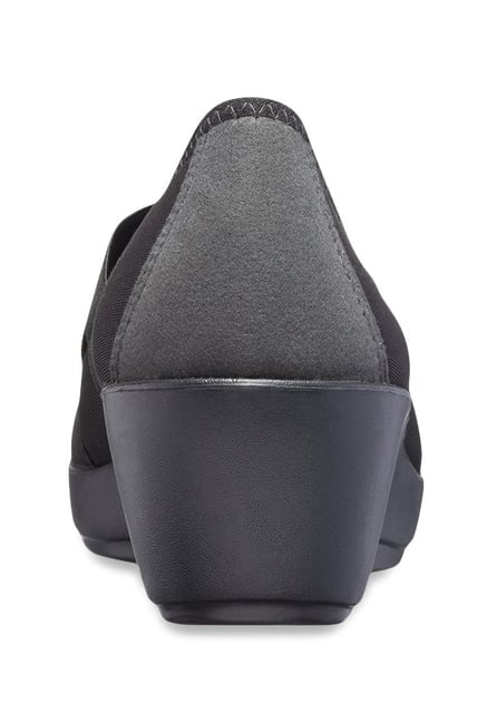 crocs women's busy day strappy wedge