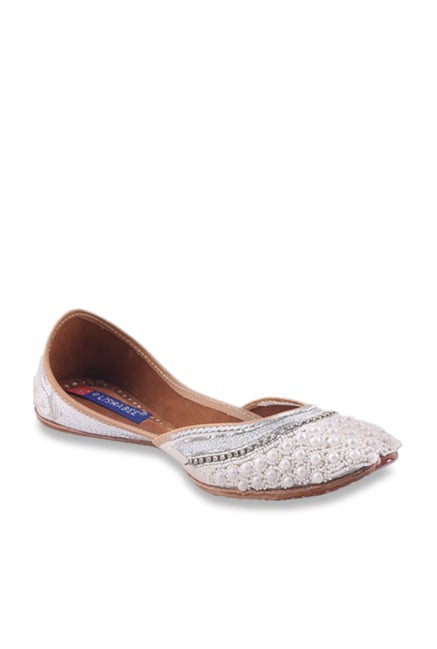 Lishabee by MSC White Ethnic Juttis