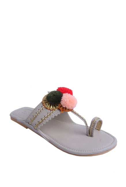 white kolhapuri chappal online