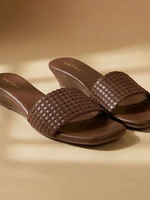 metro women's tan slides