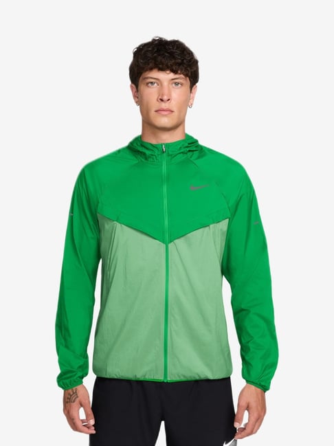 Nike Stride Green Colourblocked Regular Fit Jacket
