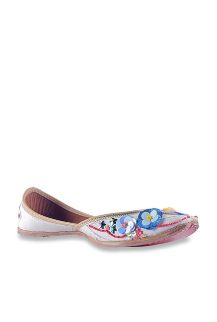 Lishabee by MSC White Ethnic Juttis