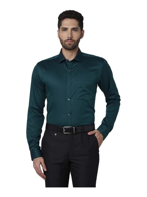 Black shirt and green pants hires stock photography and images  Alamy