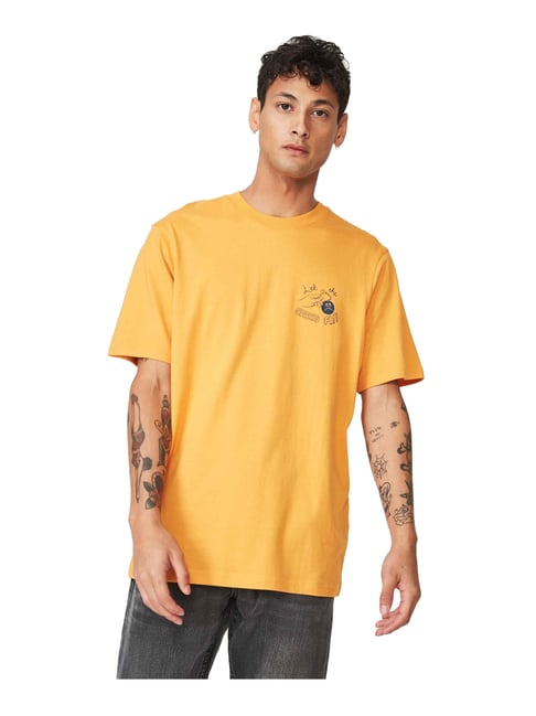 baggy yellow shirt