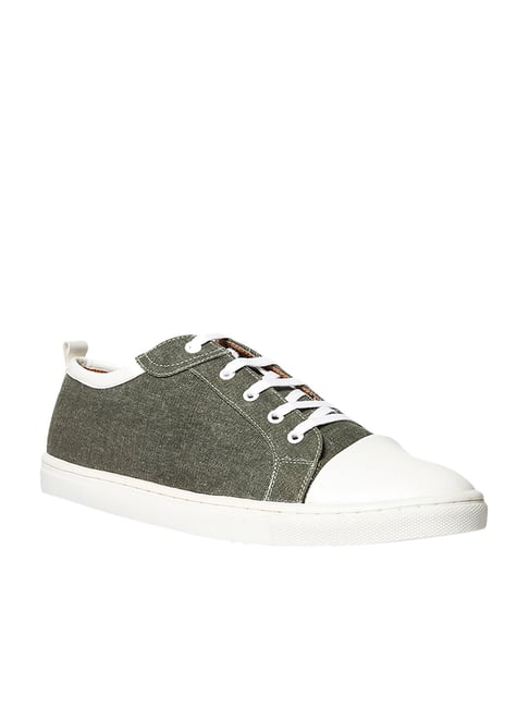 bata casual sneakers