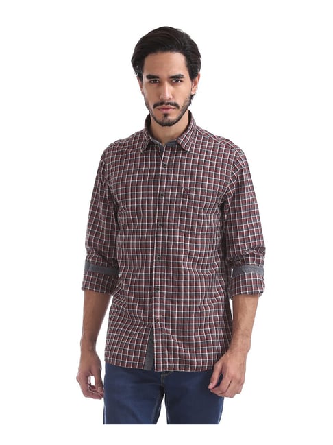 maroon shirt blue jeans