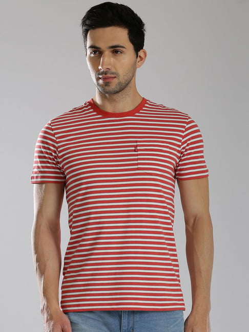 Levi's red and online white t shirt