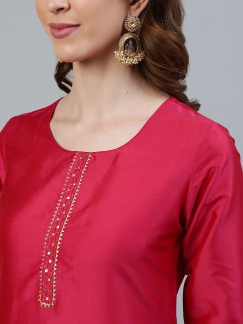 earrings on pink kurti