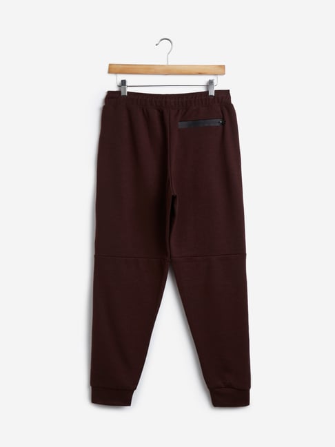 maroon joggers outfit