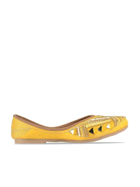 Desi Colour Women's Yellow Ethnic Juttis Price in India