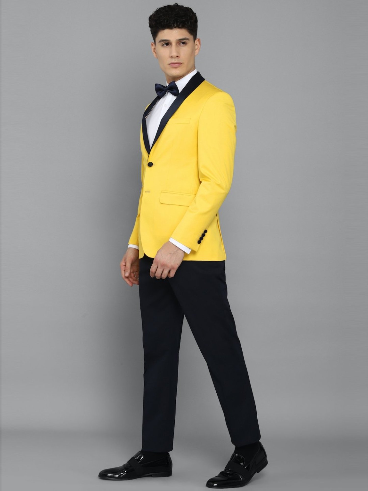 Top 187+ black and yellow suit latest