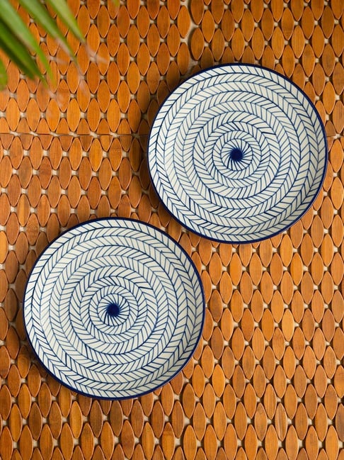 ExclusiveLane 'Indigo Chevron' Hand-painted Ceramic Dinner Plates (Set of 2, Microwave Safe)