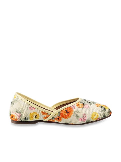 Metro Women's Yellow Ethnic Juttis Price in India