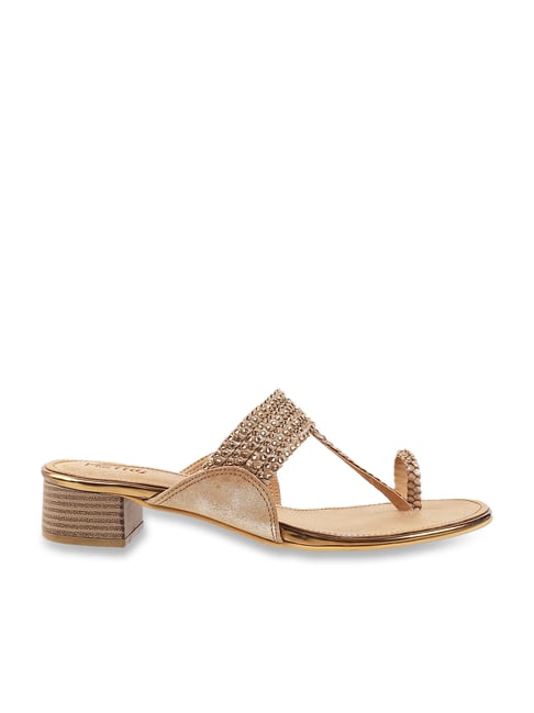 Mochi Golden Toe Ring Sandals Price in India, Full Specifications & Offers  | DTashion.com