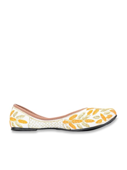 Desi Colour Women's White & Yellow Ethnic Juttis Price in India