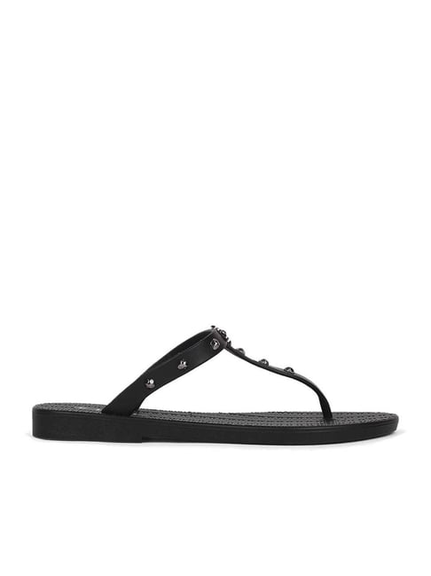 Black t best sale strap sandals